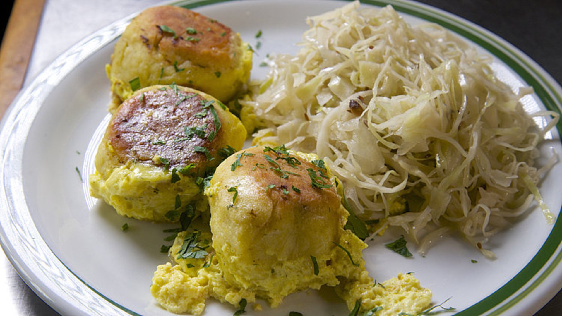 Foto: Satel/Claus Muhr: Traditionelle Mühlviertler Speckknödel Das Bild zeigt drei Mühlviertler Speckknödel mit warmen Krautsalat.