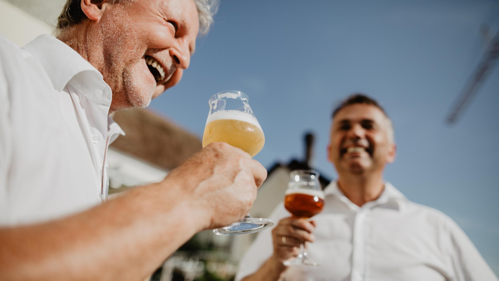 Foto: Oberösterreich Tourismus/Langwallner: Biergenuss mit Freunden im Mühlviertel Das Bild zeigt zwei Herren von der Brauerei Freistadt beim gemeinsamen Biergenuss.