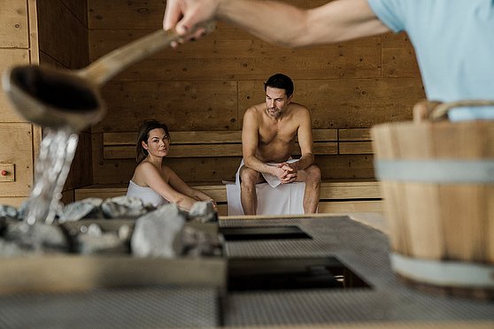 Sauna Aufguss © OÖT: Robert Maybach Sauna Aufguss © OÖT: Robert Maybach