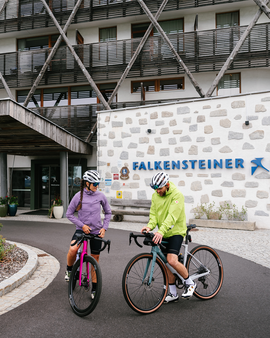 Zwei Gravelbiker vor dem Falkensteiner Hotel in Bad Leonfelden ©TVB Mühlviertel: Kolem Kolem